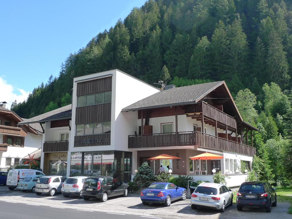 Nespecifikovaný výhled na hory nebo výhled na hory při pohledu z hotelu