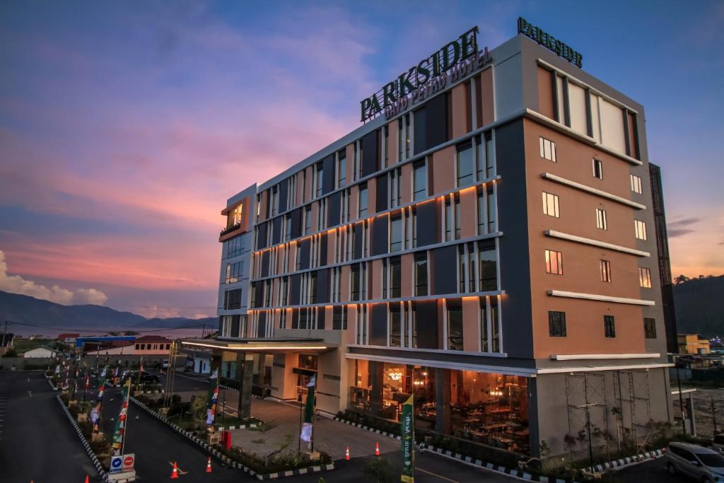 een weergave van een hotel met een zonsondergang op de achtergrond bij Parkside Gayo Petro Hotel Takengon in Takengon