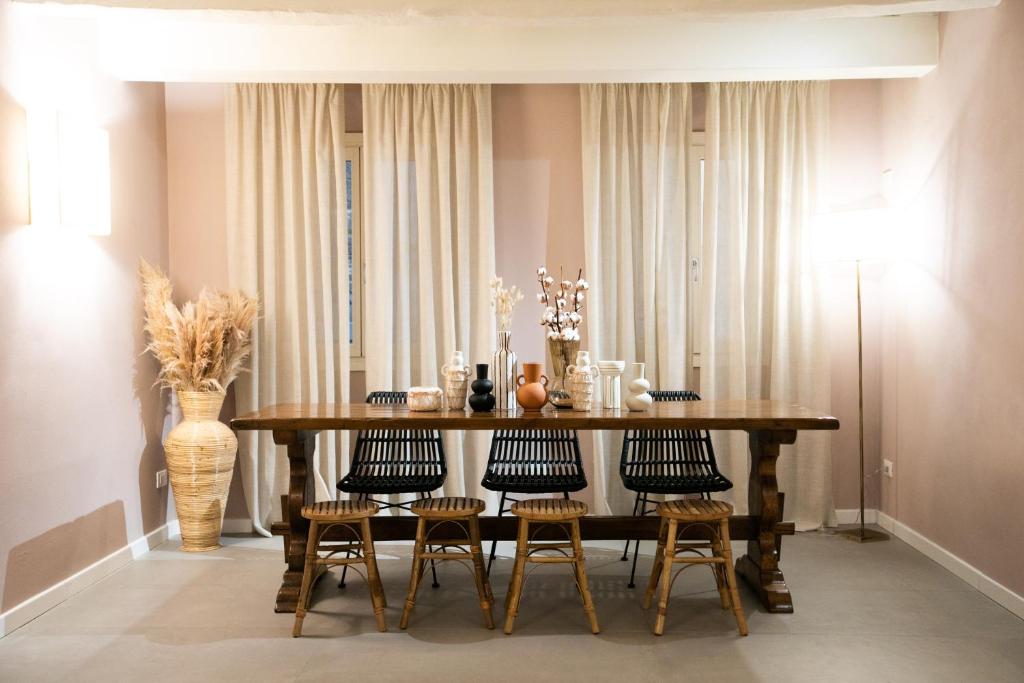 comedor con mesa de madera y sillas en Lunaria Suites en Florence