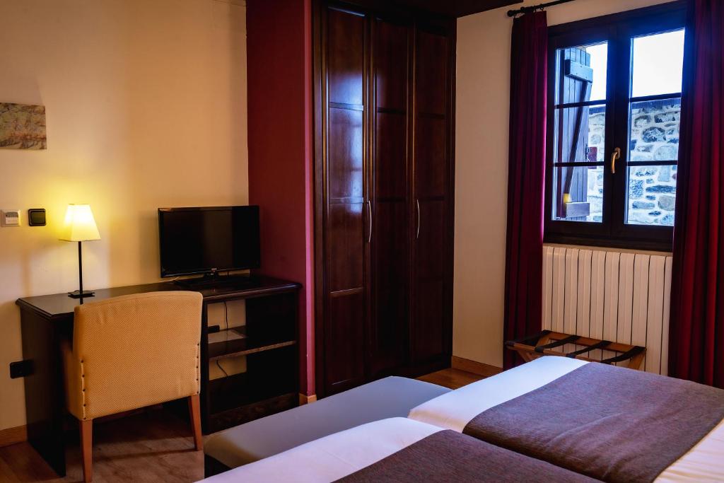 Postel nebo postele na pokoji v ubytování Hotel Valle De Izas
