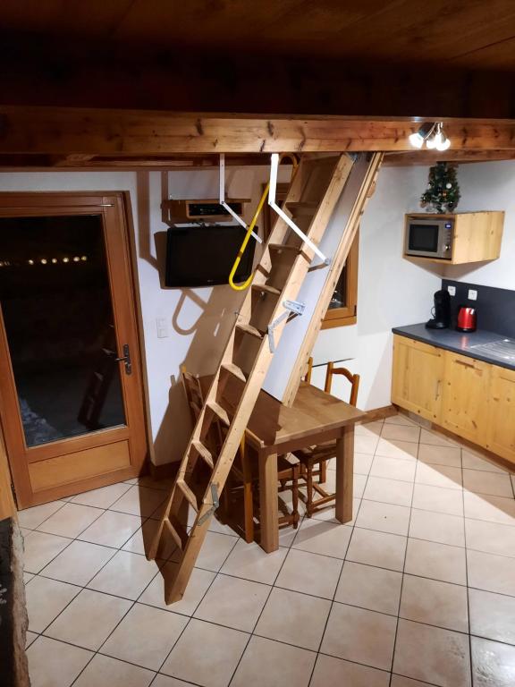 Kuchyň nebo kuchyňský kout v ubytování Le petit caboin