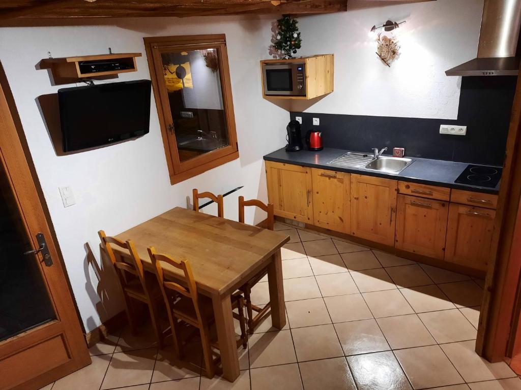 Kuchyň nebo kuchyňský kout v ubytování Le petit caboin