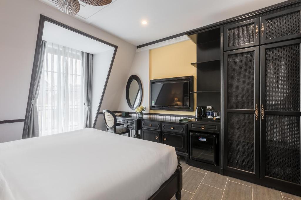 Postel nebo postele na pokoji v ubytování ARTIS Hotel Da Lat