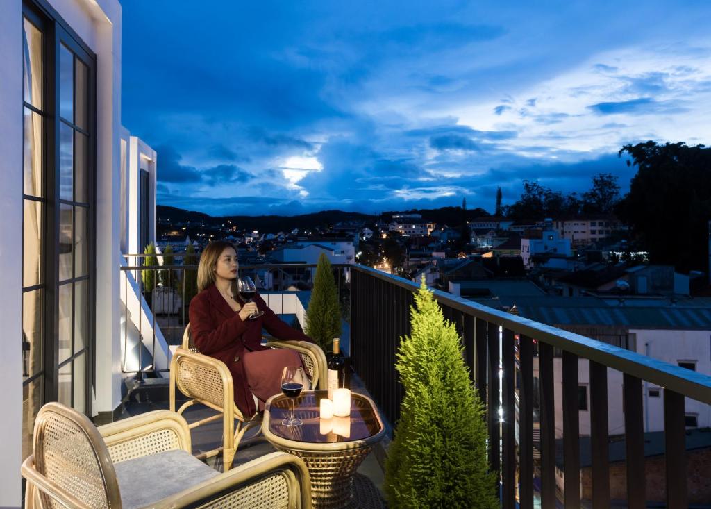 Balkón nebo terasa v ubytování ARTIS Hotel Da Lat