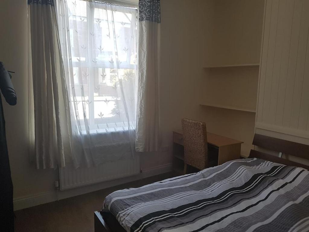 Llit o llits en una habitació de En suite bedrooms, Heaton, Newcastle