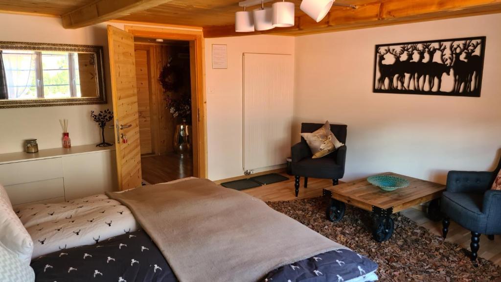 Postel nebo postele na pokoji v ubytování Chesa Prema Bed & Breakfast - Restaurant