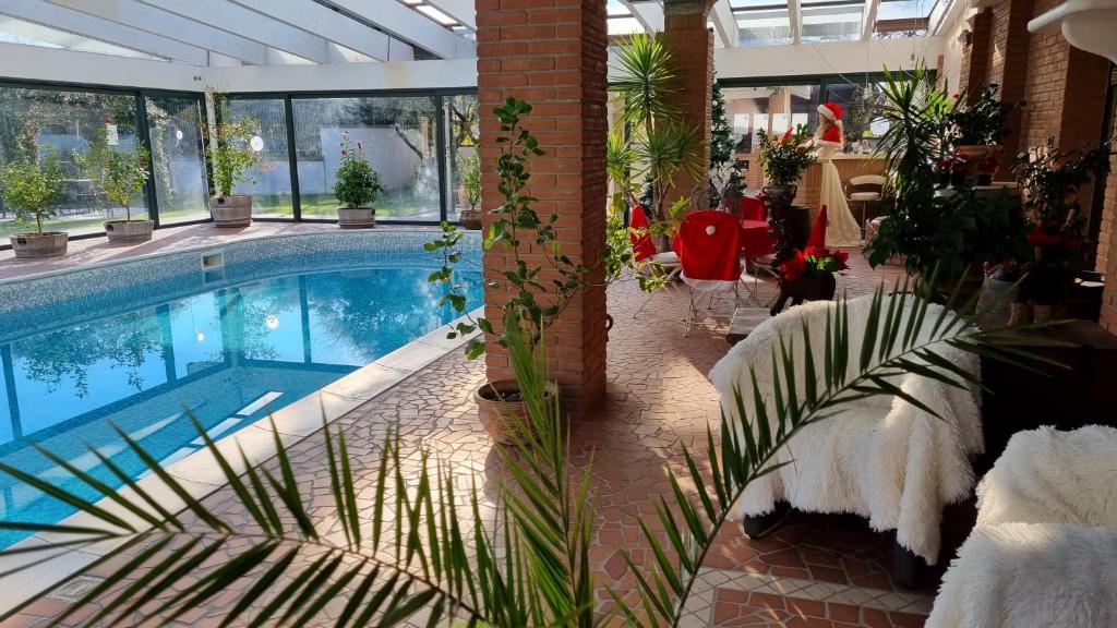 einem großen Pool in einem Gebäude mit in der Unterkunft Relax Apartments in Castelnuovo del Garda