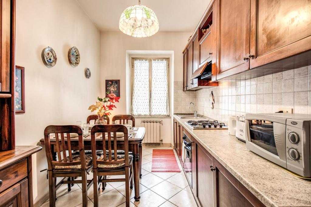 Cucina o angolo cottura di Warm apt in ancient building in Vatican-P S Pietro