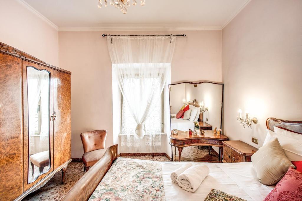Area soggiorno di Warm apt in ancient building in Vatican-P S Pietro
