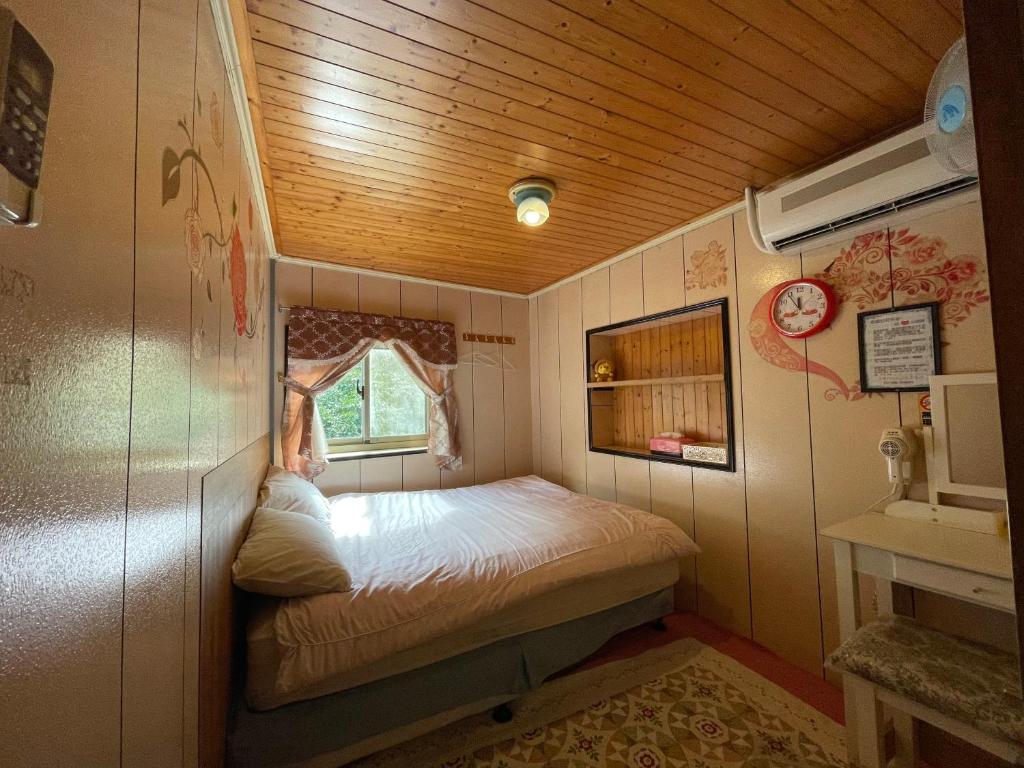 a small room with a bed in a house at Linyuan Village in Jiufen