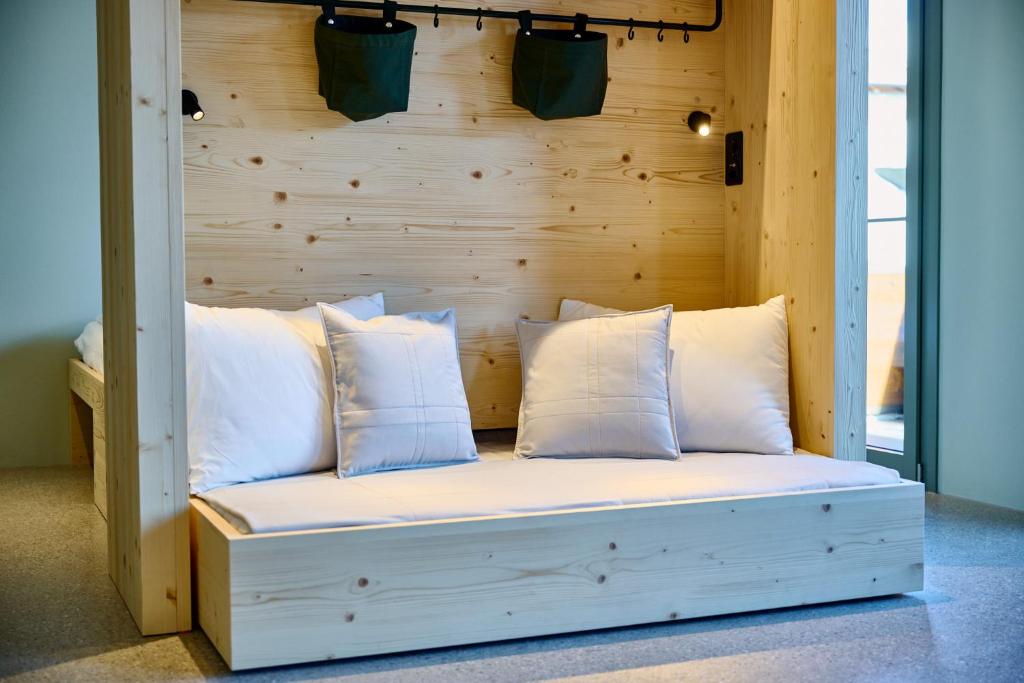 Postel nebo postele na pokoji v ubytování Apart Hotel Adelboden am Dorfplatz