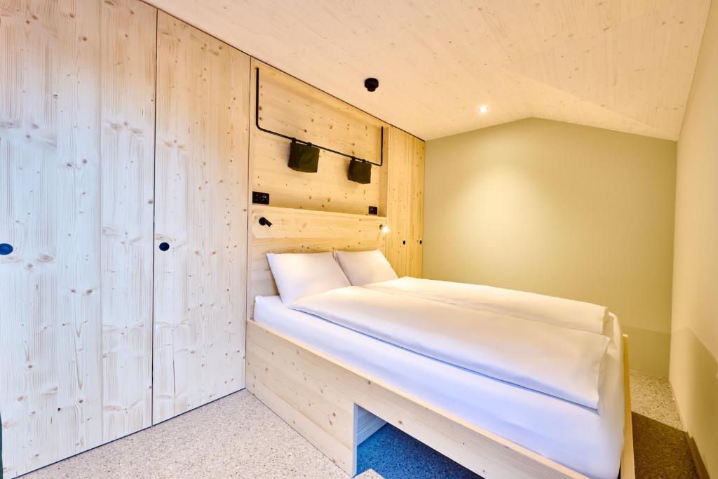 Postel nebo postele na pokoji v ubytování Apart Hotel Adelboden am Dorfplatz