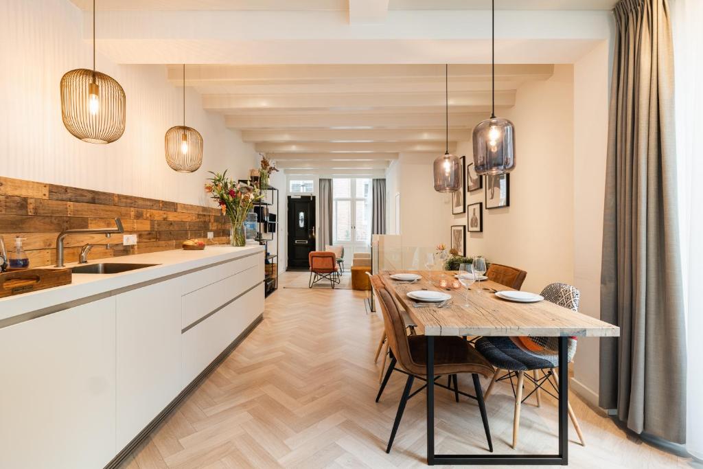 een keuken en eetkamer met een tafel en stoelen bij Leidse Square 5 star Luxury Apartment in Amsterdam