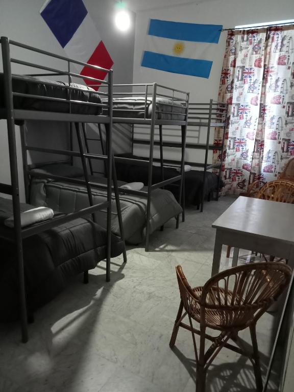 Łóżko lub łóżka w pokoju w obiekcie Dama HostelBB