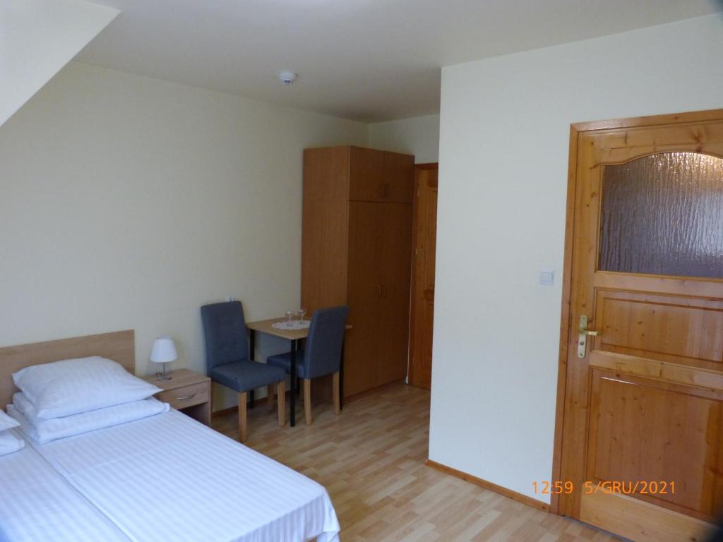 Willa Roztoczanka - Triple Room With Private Bathroom