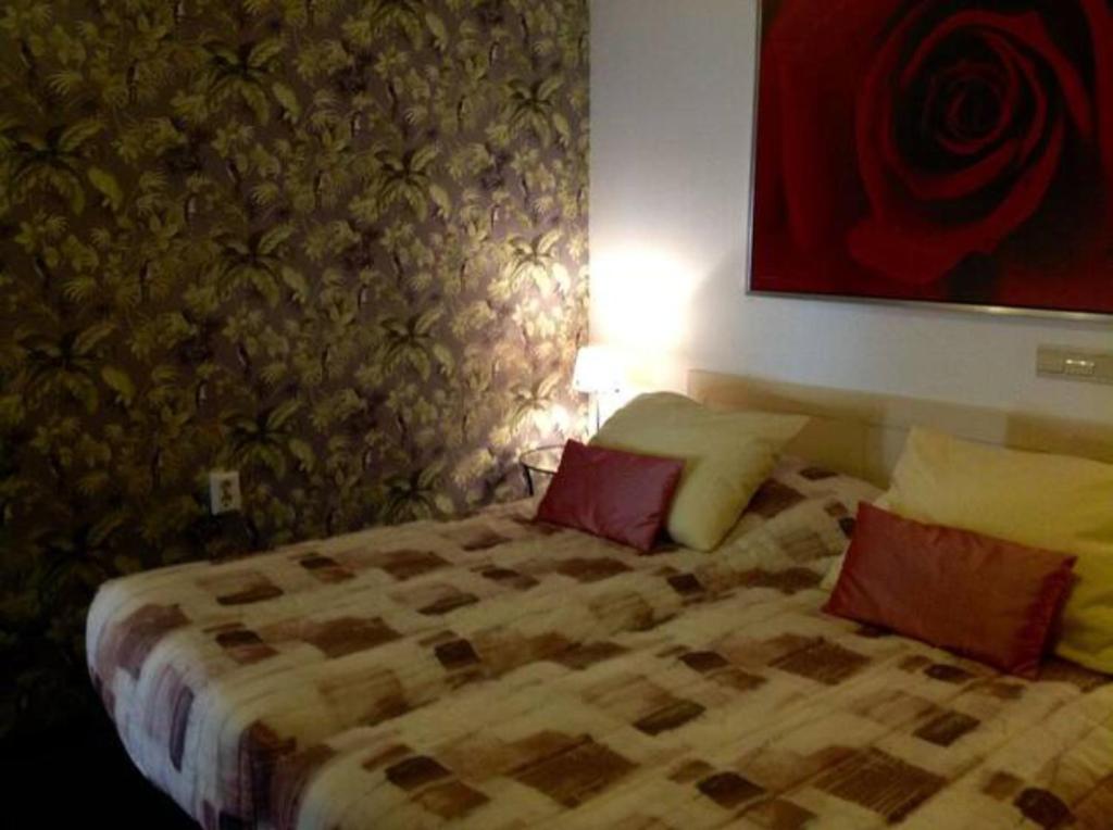 una camera da letto con un letto e un dipinto sul muro di The Dutch Hills a Gulpen