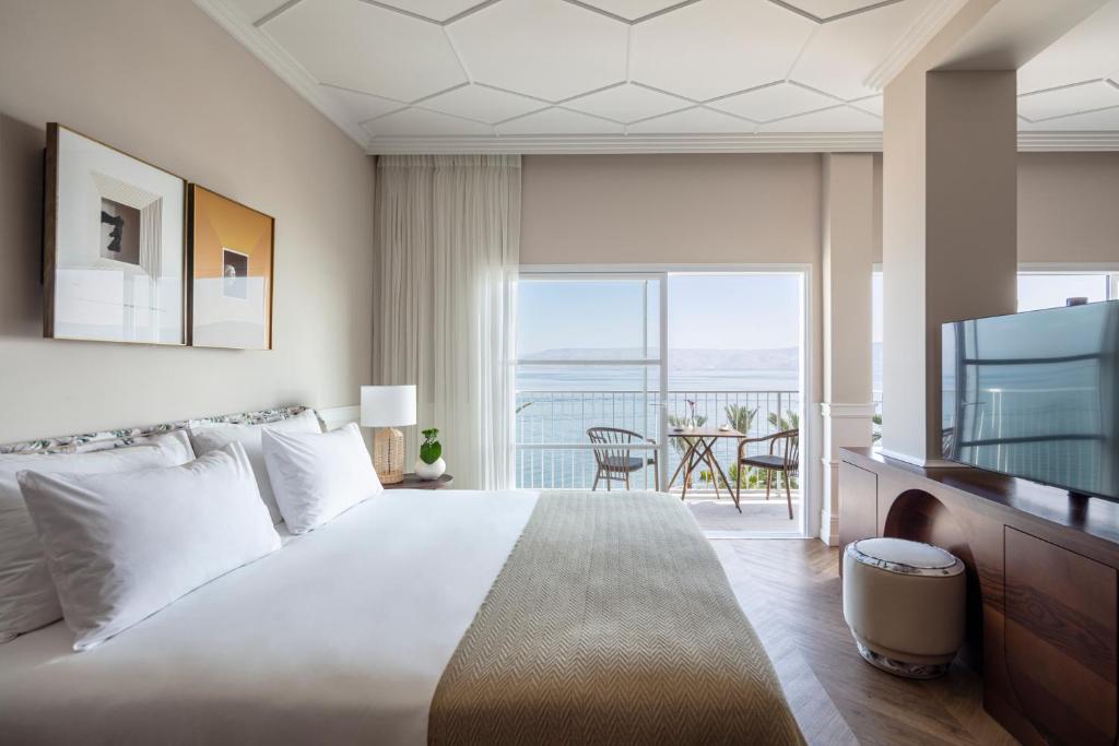 Postel nebo postele na pokoji v ubytování Galei Kinneret Hotel
