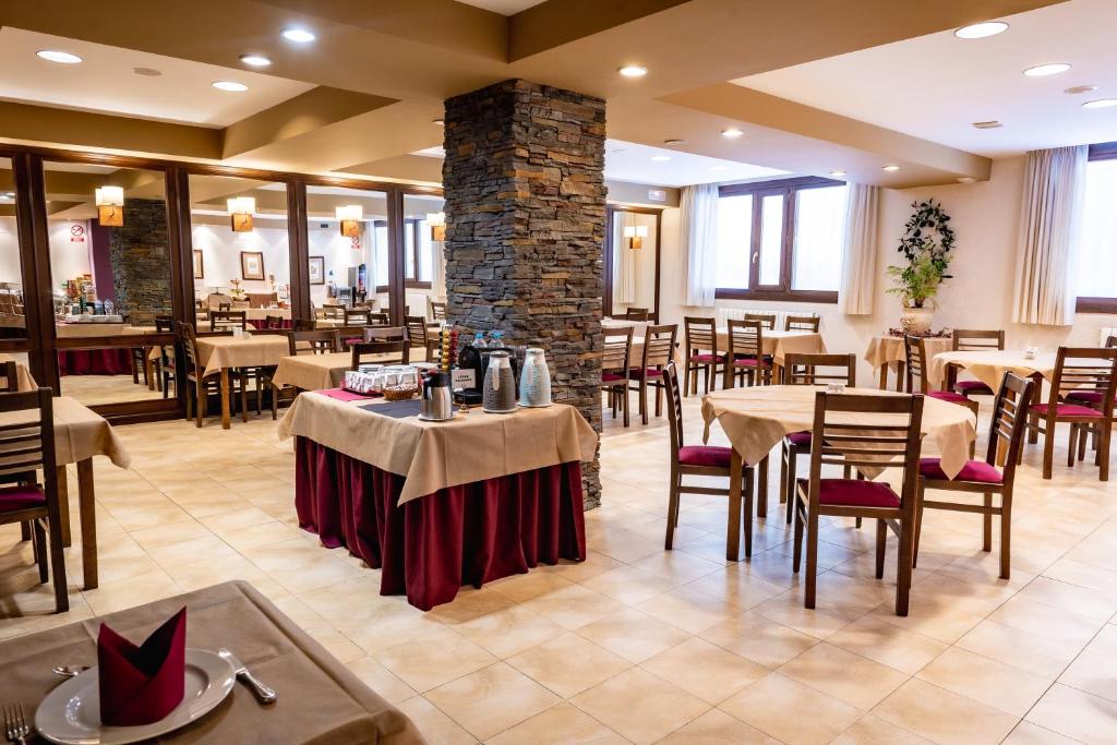 Restaurace v ubytování Hotel Valle De Izas
