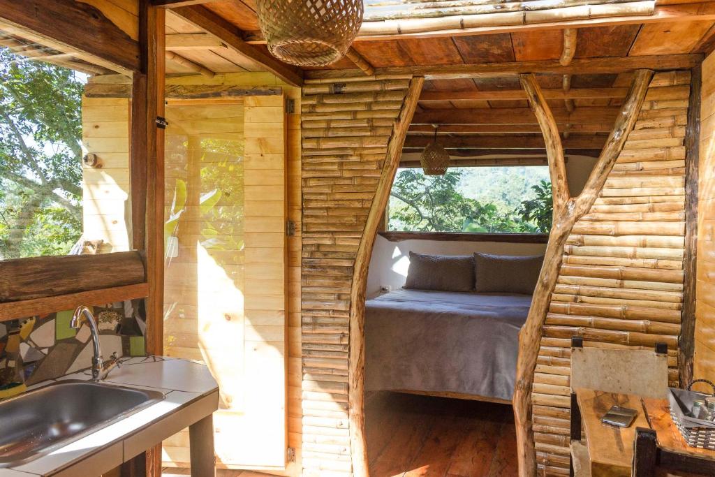En eller flere senger på et rom på Cabana del Rio Lejos Pijao, Finca Flora del Rio