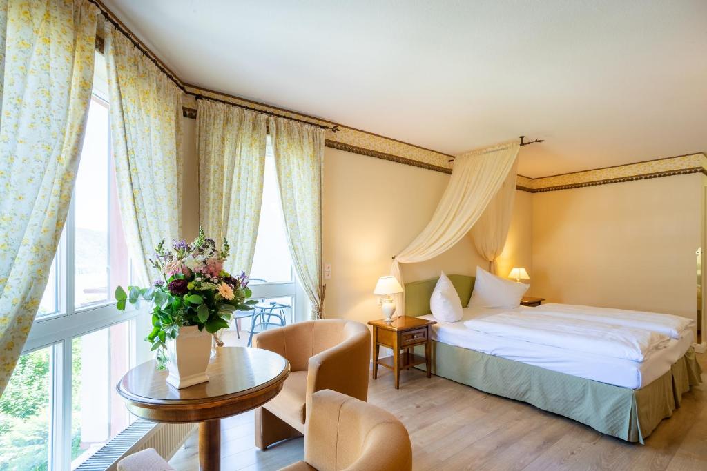 een hotelkamer met een bed en een tafel bij Hotel Schloss Rheinfels in Sankt Goar