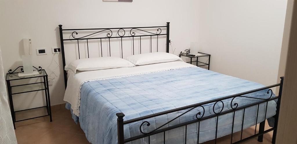 a bedroom with a large bed with a blue blanket at A CASA DEL SOLE in Palaia