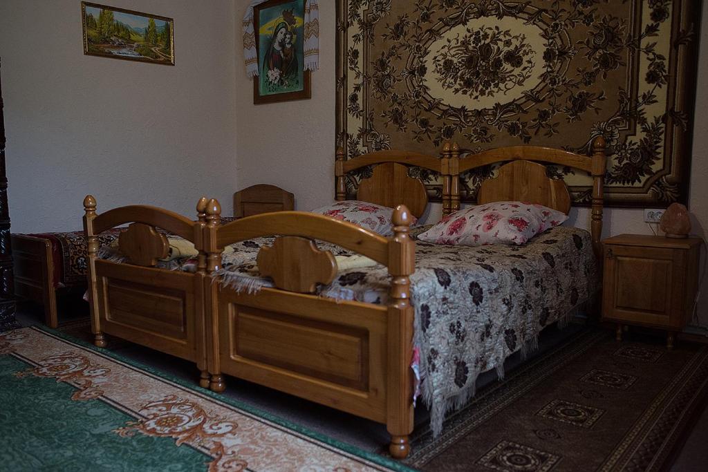 Postel nebo postele na pokoji v ubytování Приватна садиба Яблуневий сад 1