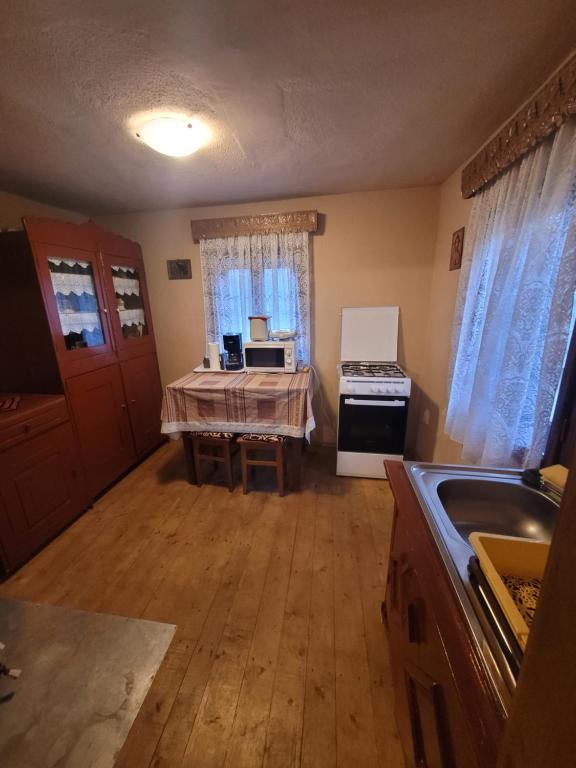Kuchyň nebo kuchyňský kout v ubytování Casa tradițională Bilbor