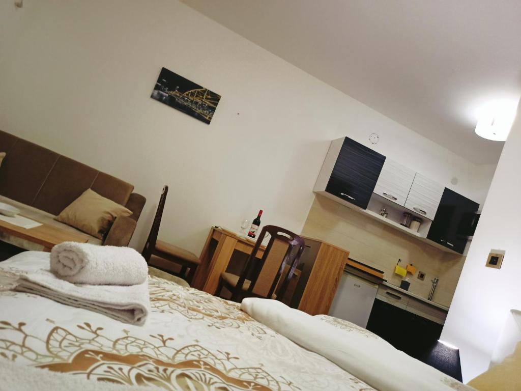 Vrnjačka BanjaにあるApartman Zvezdicaのベッドルーム1室(タオル付)