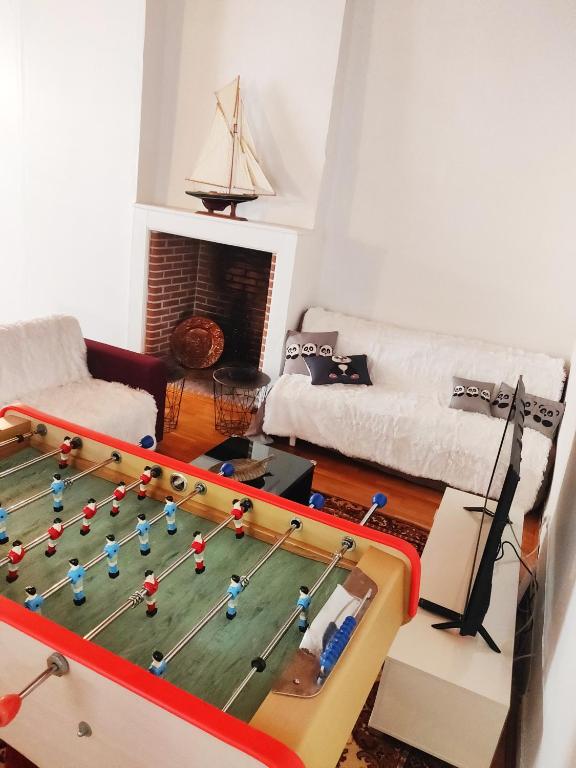 - un salon avec une table et un échiquier de jouet dans l'établissement 2 chambres 88m2 Extra centre historique Cahors vaste appartement convivial et cosy, à Cahors