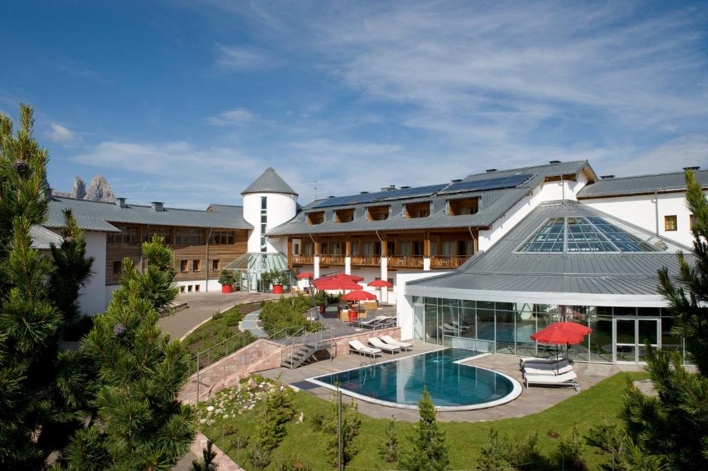 Vue sur la piscine de l'établissement Seiser Alm Urthaler ou sur une piscine à proximité