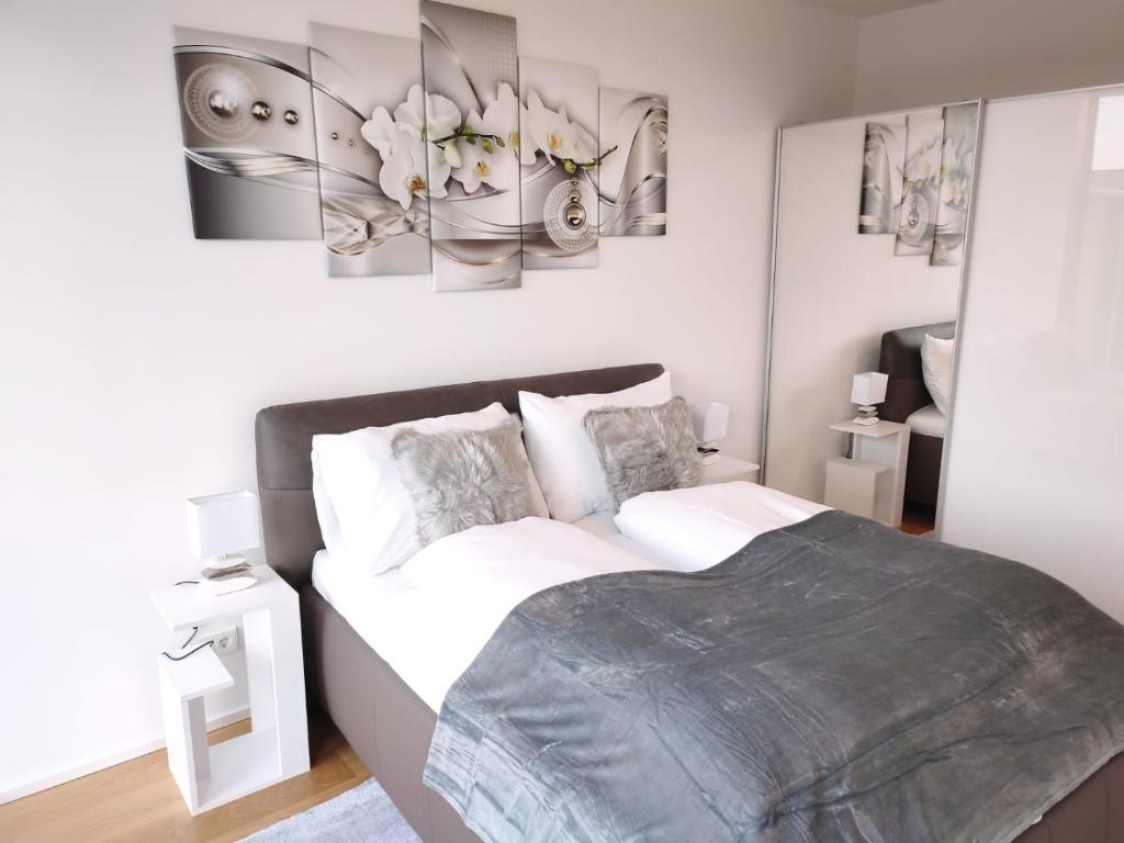 Postel nebo postele na pokoji v ubytování Panorama Apartment Vienna - free parking, sauna & fitness