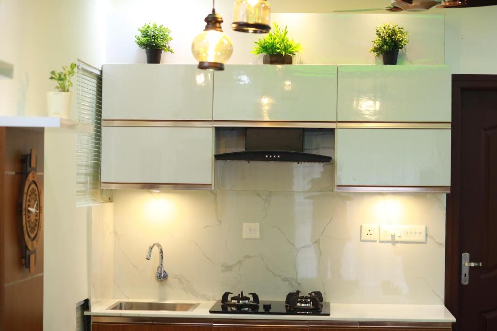 Kuchyň nebo kuchyňský kout v ubytování Green Royale Living Spaces - Luxury Serviced Apartments