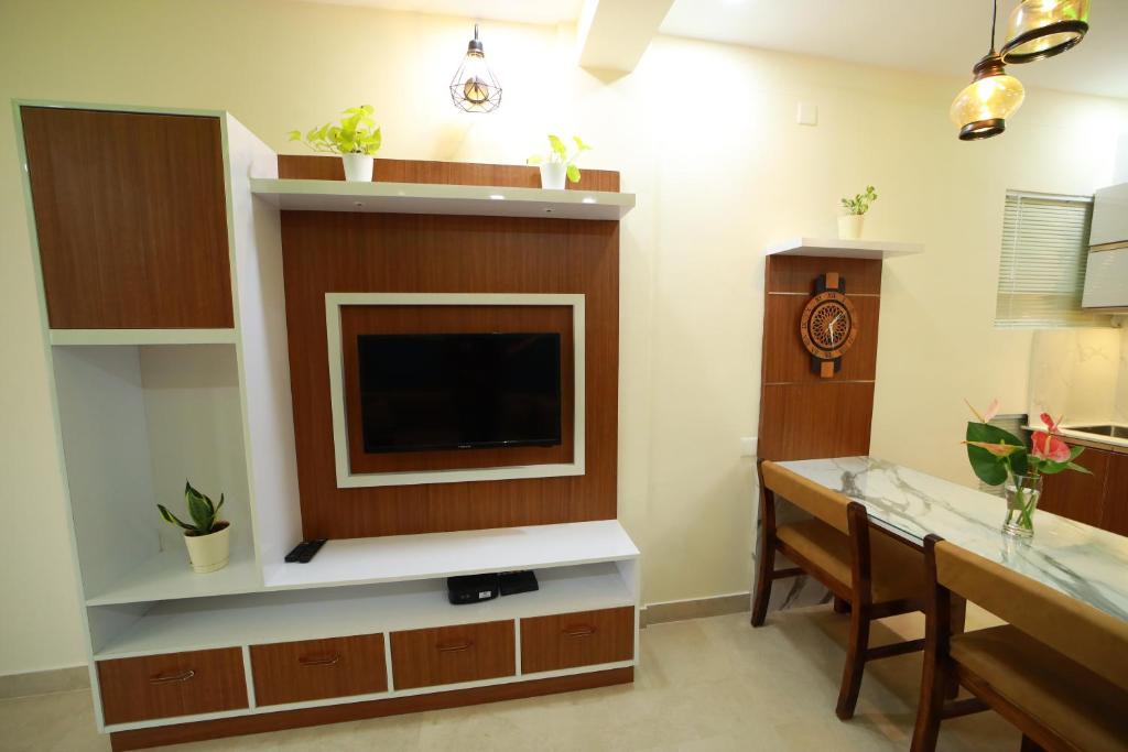 TV a/nebo společenská místnost v ubytování Green Royale Living Spaces - Luxury Serviced Apartments