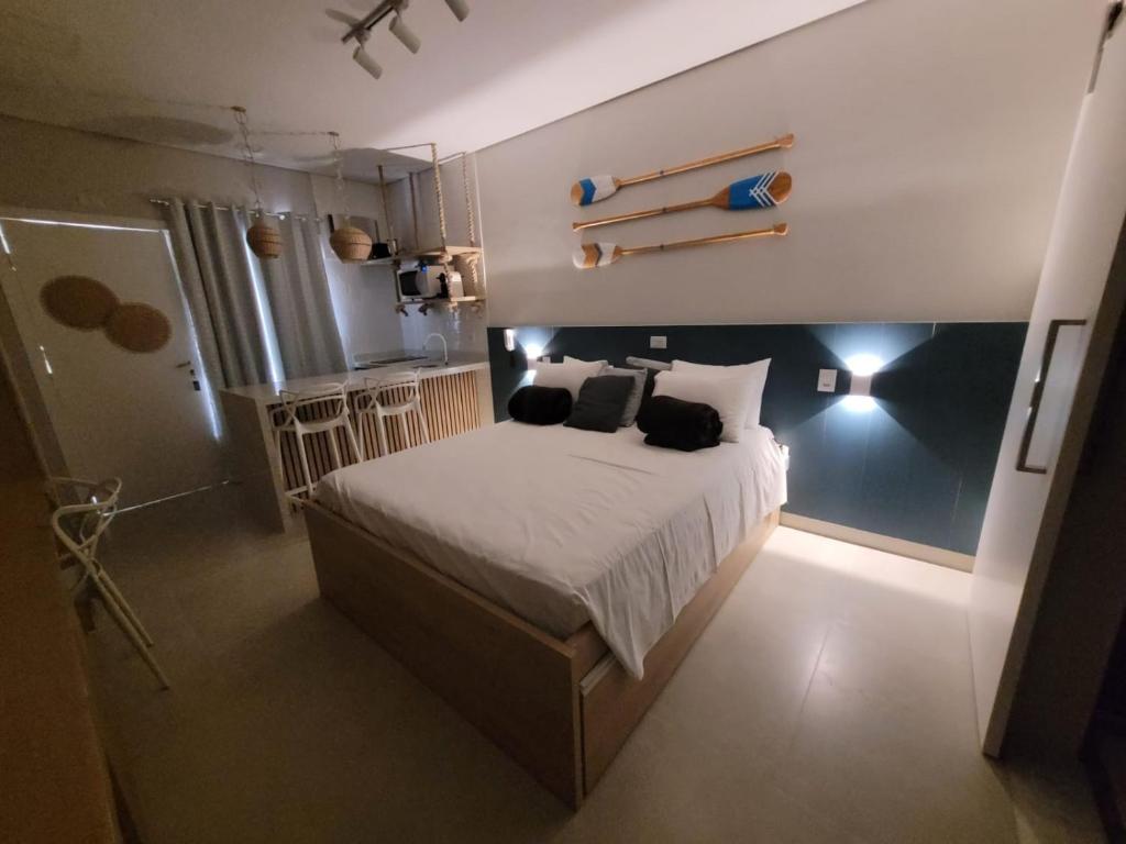 um quarto com uma cama grande num quarto em Flat Amarilis Apartamento 103 em Riviera de São Lourenço