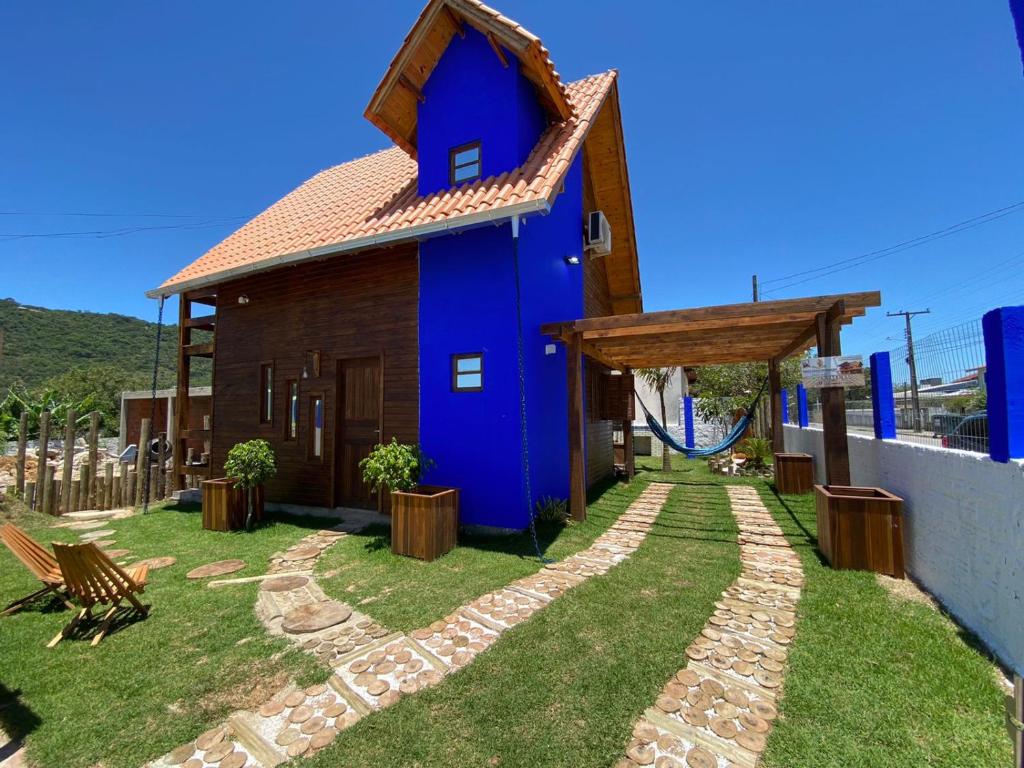 パリョサにあるCabana do Embaú Experienceの青い家