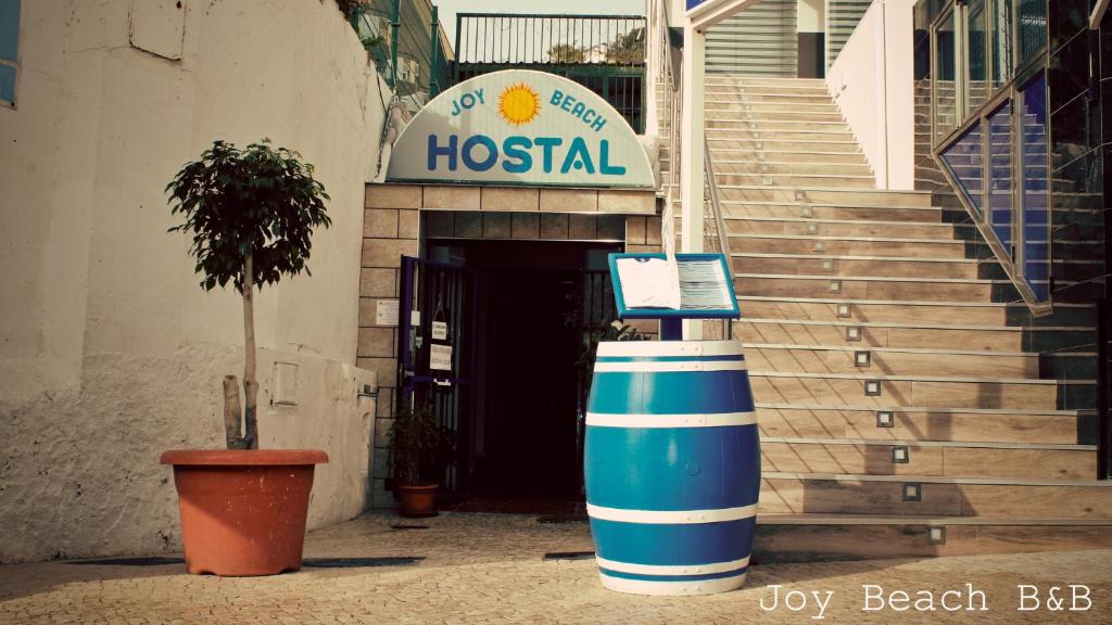 uma entrada do hospital com uma placa em frente a um edifício em Joy Beach B&B em Torremolinos