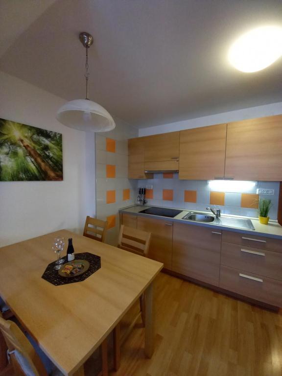 eine Küche mit einem Holztisch und einem Esszimmer in der Unterkunft Apartma Happy in Kranjska Gora