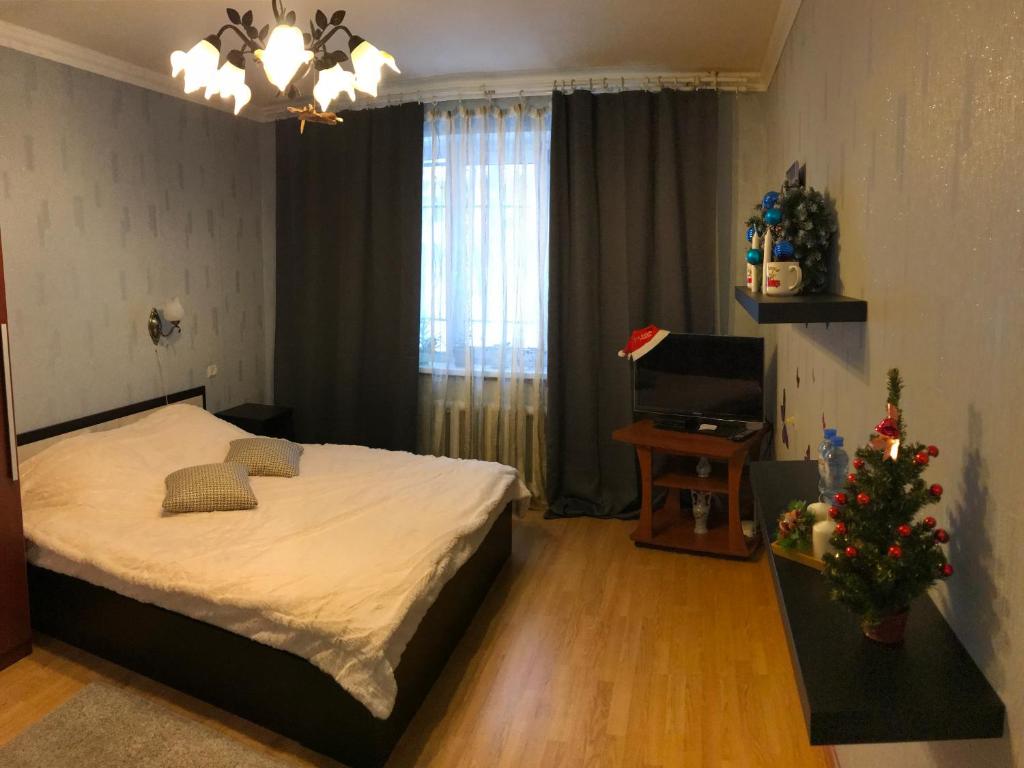 Vuode tai vuoteita majoituspaikassa Apartamenty 5-yi Mikrorayon