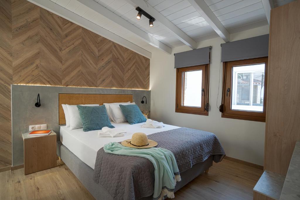 una camera da letto con un letto con un cappello sopra di Braos Villa a Khóra Sfakíon
