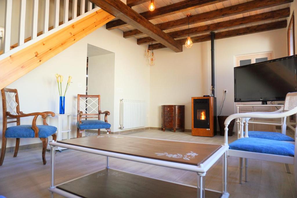 Televízia a/alebo spoločenská miestnosť v ubytovaní Casa Las Cabañas de Castilla VUT