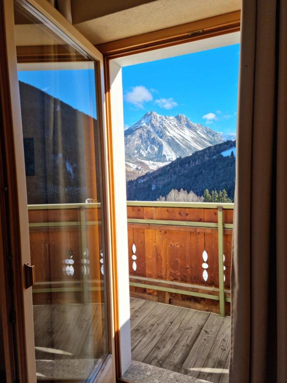Nespecifikovaný výhled na hory nebo výhled na hory při pohledu z hotelu