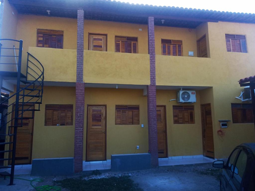 un edificio con una escalera en el lateral en Casa do Mochileiro Airport Hostel en São Gonçalo do Amarante