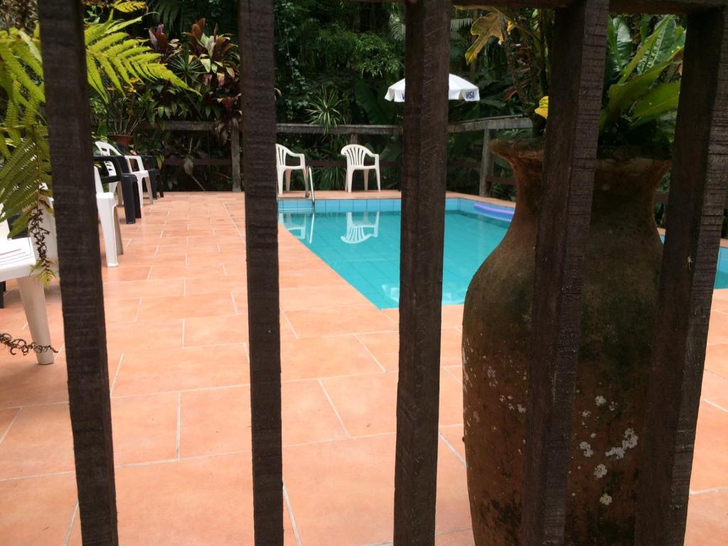 una valla frente a una piscina en Pousada do Oasis en Morretes