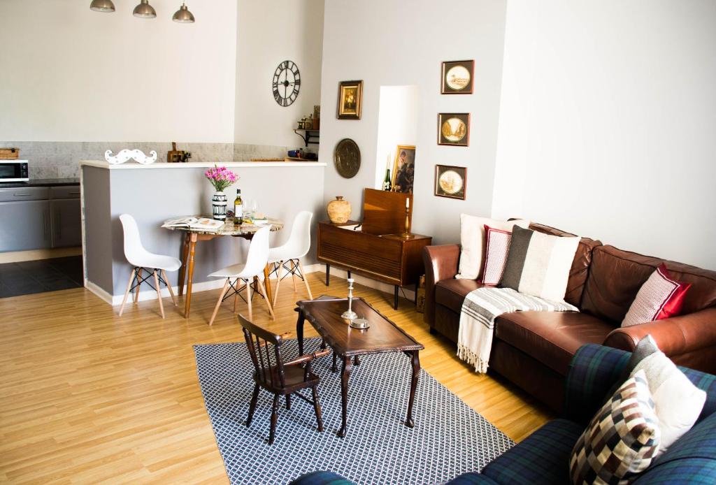 Characterful Abode with FREE parking. - Housity
