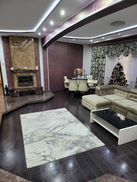 sala de estar con sofá y árbol de Navidad en Perla Nordului, en Moisei