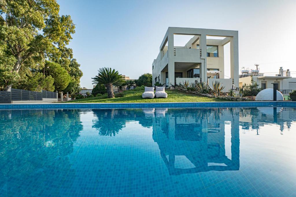 una gran piscina frente a una casa en Villa Detoro en Kambánion