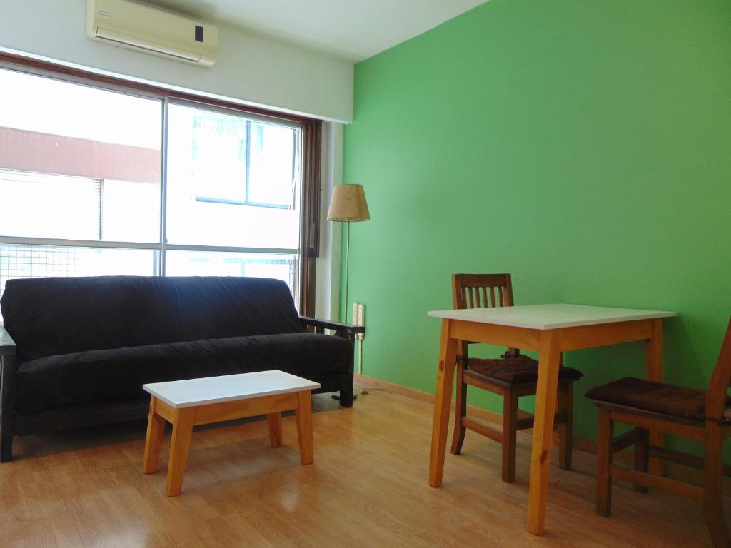 sala de estar con sofá y mesa en Hermoso departamento en San Telmo en Buenos Aires