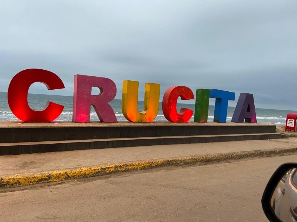 um sinal que diz cirilia em alguns degraus perto do oceano em La Posada de Joselito em Crucita