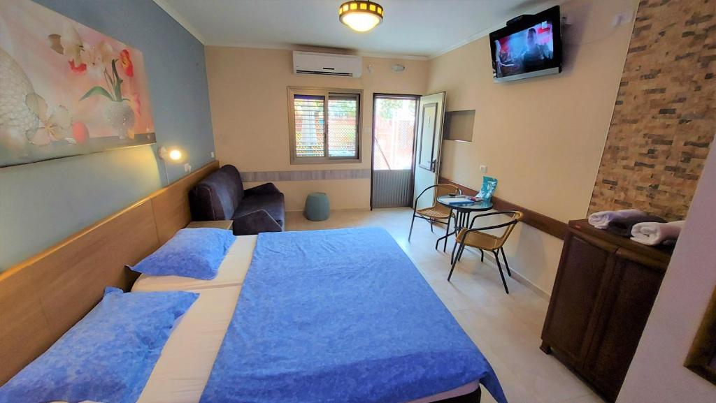 Rúm í herbergi á Aloni - Guest house Dead Sea