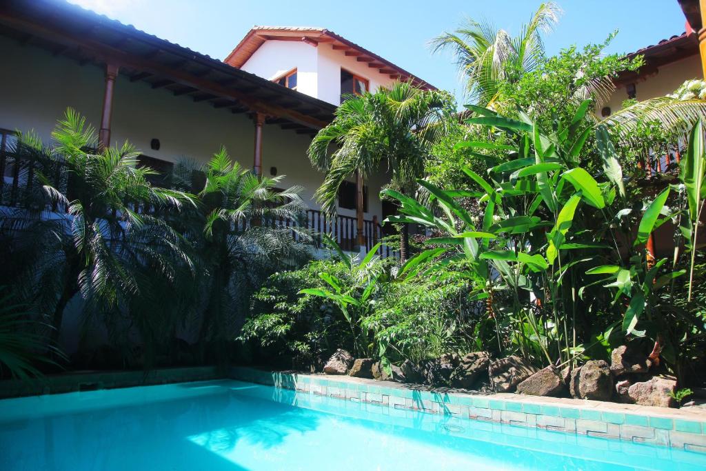 una piscina frente a una casa con plantas en Miss Margrits en Granada